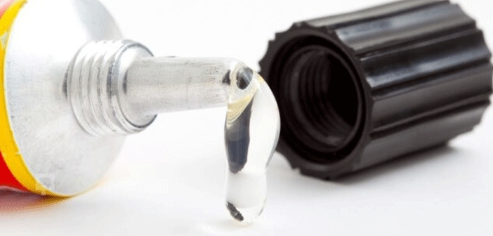 Yapıştırıcı Kıyafetler Ve Halıdan Nasıl Çıkar?