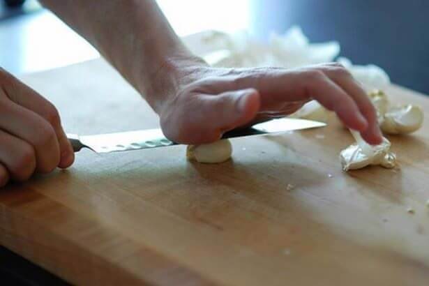 Sarımsağı Kolayca Soymak İçin Mutlaka Yapın! Sarımsağı Kolayca Soymak İçin Mutlaka Yapın!