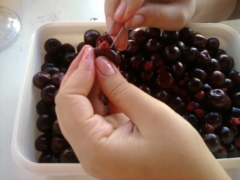 Kiraz Ve Vişne Çekirdeğini Kolayca Çıkarmanın Pratik Yöntemleri