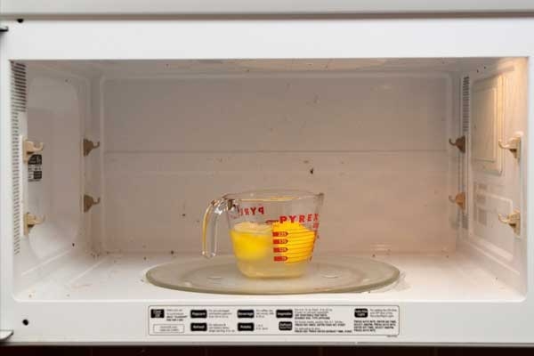 Mikrodalga Fırın Nasıl Pratik Ve Doğal Yollarla Temizlenir?